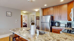 Fridge, microwave, oven, stovetop - Okanagan - Raven 107 (Beaverdell)