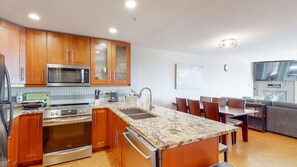 Fridge, microwave, oven, stovetop - Okanagan - Raven 107 (Beaverdell)