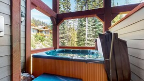 Outdoor spa tub - Okanagan - Snowbanks 2 (Big White Mountain)