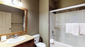 Ein Badezimmer mit Waschbecken, Toilette und Duschkabine.