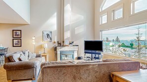 TV, fireplace - Okanagan - SnowCrest Village 5A (Beaverdell)
