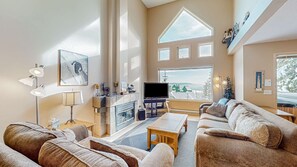 TV, fireplace - Okanagan - SnowCrest Village 5A (Beaverdell)