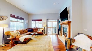 TV, fireplace - Okanagan - Snowfall Lodge 7 (Beaverdell)
