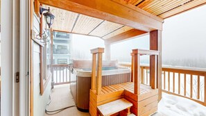 Outdoor spa tub - Okanagan - Snowfall Lodge 7 (Beaverdell)