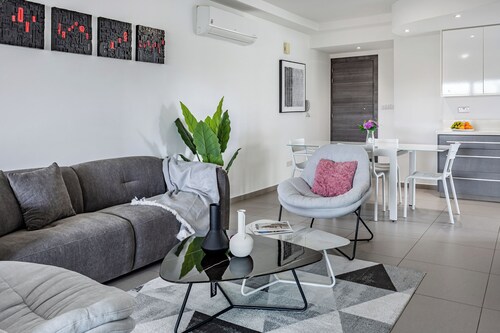 Vasileos Konstantinou — Appartement urbain moderne de 2 chambres avec balcon
