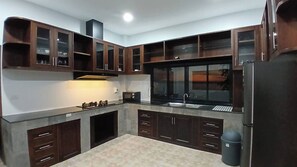 Fridge, microwave, stovetop, coffee/tea maker - Janjira sea view pool villa (Nong Thale)