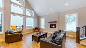TV, fireplace - Okanagan - The Getaway At Feathertop (Kootenay Boundary E)