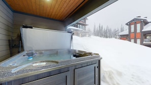 Outdoor spa tub - Okanagan - The Getaway At Feathertop (Kootenay Boundary E)