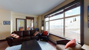 TV, fireplace - Okanagan - The Crescent 104 (Beaverdell)