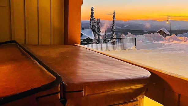 A room with a view of a snowy landscape and mountains during sunset. - Okanagan - The Crescent 104 (Beaverdell)