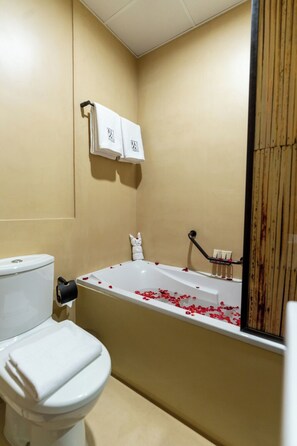 Hair dryer, bidet, towels, toilet paper - Heritage 2-bedroom Apartment (Dubai)