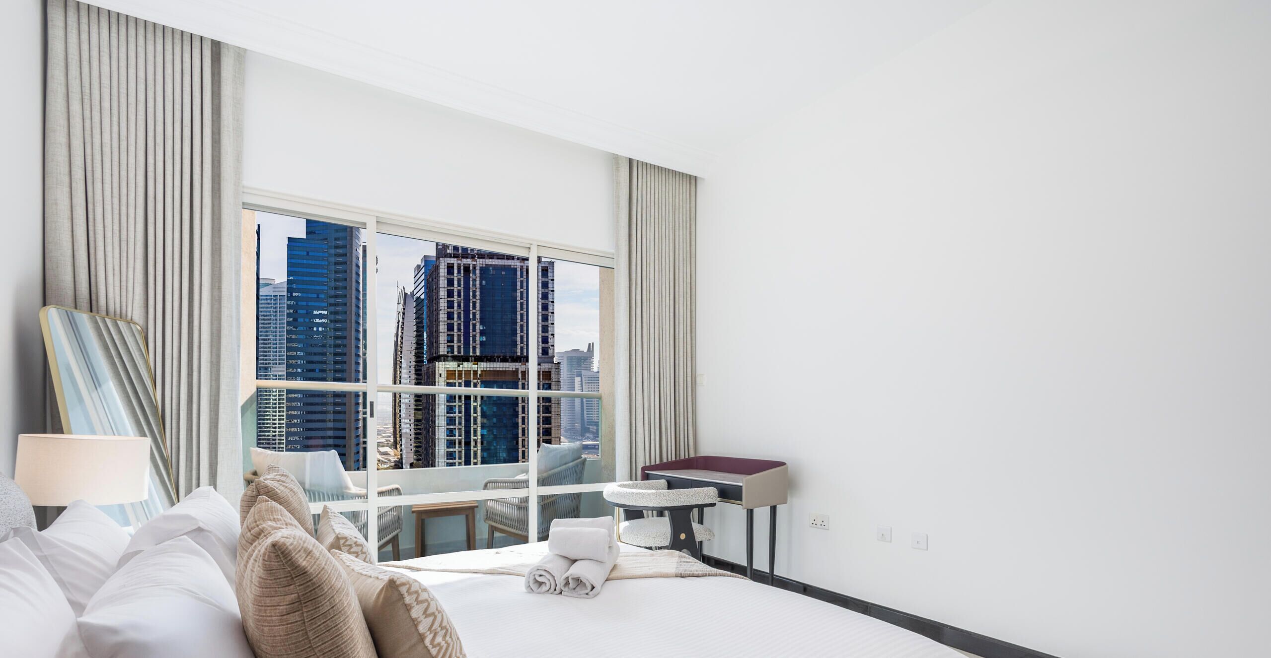 Leilighet, balkong, byutsikt | Blendingsgardiner, strykejern/-brett og wi-fi (inkludert)