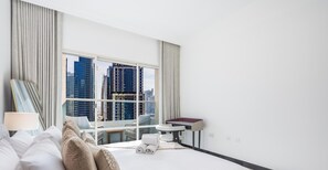 Leilighet, balkong, byutsikt | Blendingsgardiner, strykejern/-brett og wi-fi (inkludert)