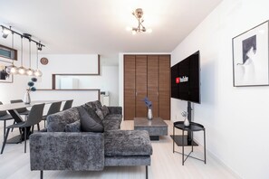 Hus Comfort - 4 sovrum - icke-rökare - privat badrum | Vardagsrum | 60-tums LCD-tv med kabelkanaler, Netflix och betalfilmer