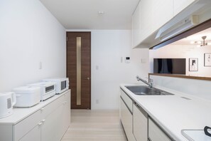 Hus Comfort - 4 sovrum - icke-rökare - privat badrum | Eget kök | Stort kylskåp, mikrovågsugn, spishäll och brödrost