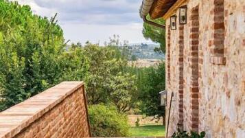 Tweepersoonskamer, uitzicht op heuvels | Terras