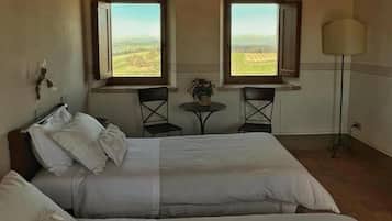 Kamer, 1 twee- of 2 eenpersoonsbedden, uitzicht op heuvels | Luxe beddengoed, donsdekens, geluiddichte muren