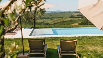 Een seizoensgebonden buitenzwembad en parasols bij het zwembad