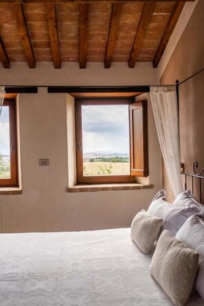 Quarto casal, vista para a colina | Roupas de cama premium, edredons de pluma, quartos à prova de som