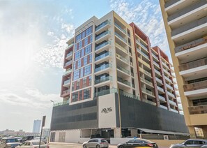 Exterior - Cozy 1BR, Short Drive to Al Barari Nature Escapes and IMG Worlds of Adventure (Dubai)