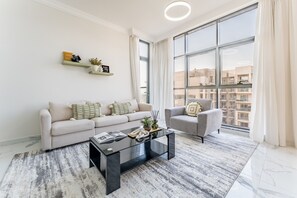 TV - Cozy 1BR, Short Drive to Al Barari Nature Escapes and IMG Worlds of Adventure (Dubai)