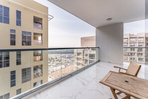 Property grounds - Cozy 1BR, Short Drive to Al Barari Nature Escapes and IMG Worlds of Adventure (Dubai)