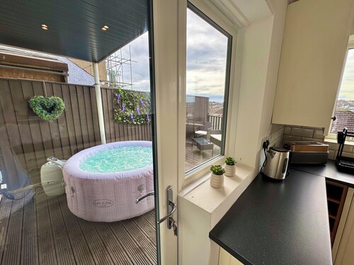 Relaxing Three Bedroom with Hot Tub and Parking - Close to Beach - Sleeps 6