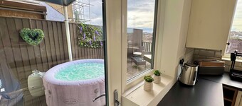 Relaxing Three Bedroom with Hot Tub and Parking - Close to Beach - Sleeps 6