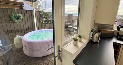 Relaxing Three Bedroom with Hot Tub and Parking - Close to Beach - Sleeps 6