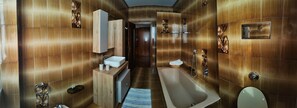 Douche, séchoir à cheveux, bidet, serviettes fournies