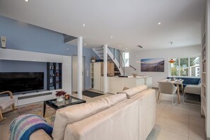 TV, fireplace, books - Comfortable vacation home for time for two (Dierhagen)