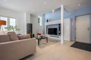 TV, fireplace, books - Comfortable vacation home for time for two (Dierhagen)