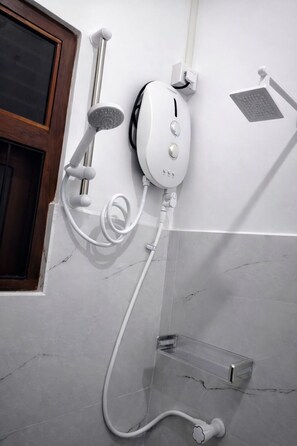 Ducha, toallas, papel higiénico