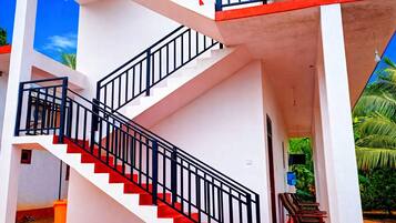 Desk, soundproofing, free WiFi