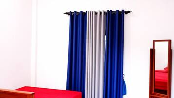 Desk, soundproofing, free WiFi