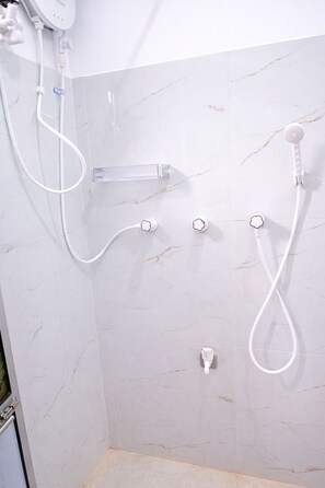 Ducha, toallas y papel higiénico