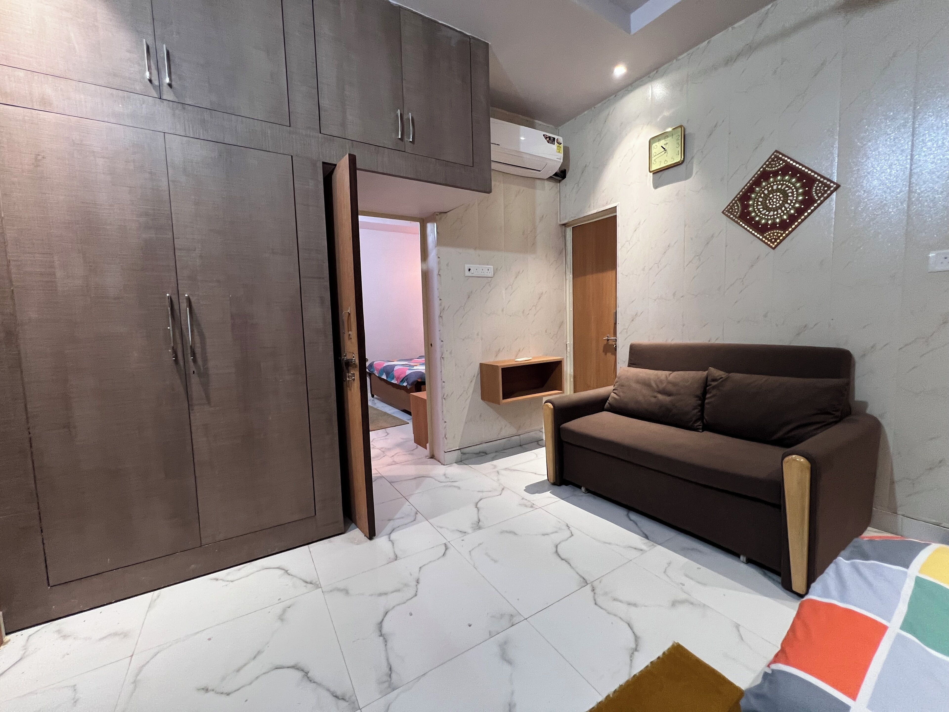 Quarto executivo | Área de estar | Smart TV 20 polegadas com canais digitais, TV, Netflix