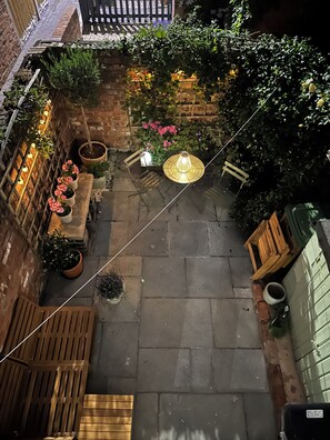Terrace/patio - Cosy 2-bedroom cottage in historic Chester perfect for relaxing stays. (Chester)