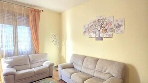 Apartemen, 2 kamar tidur | Area keluarga | TV layar datar