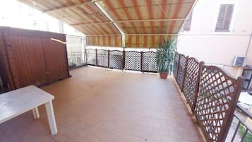 Apartment, 2 Bedrooms | Property grounds