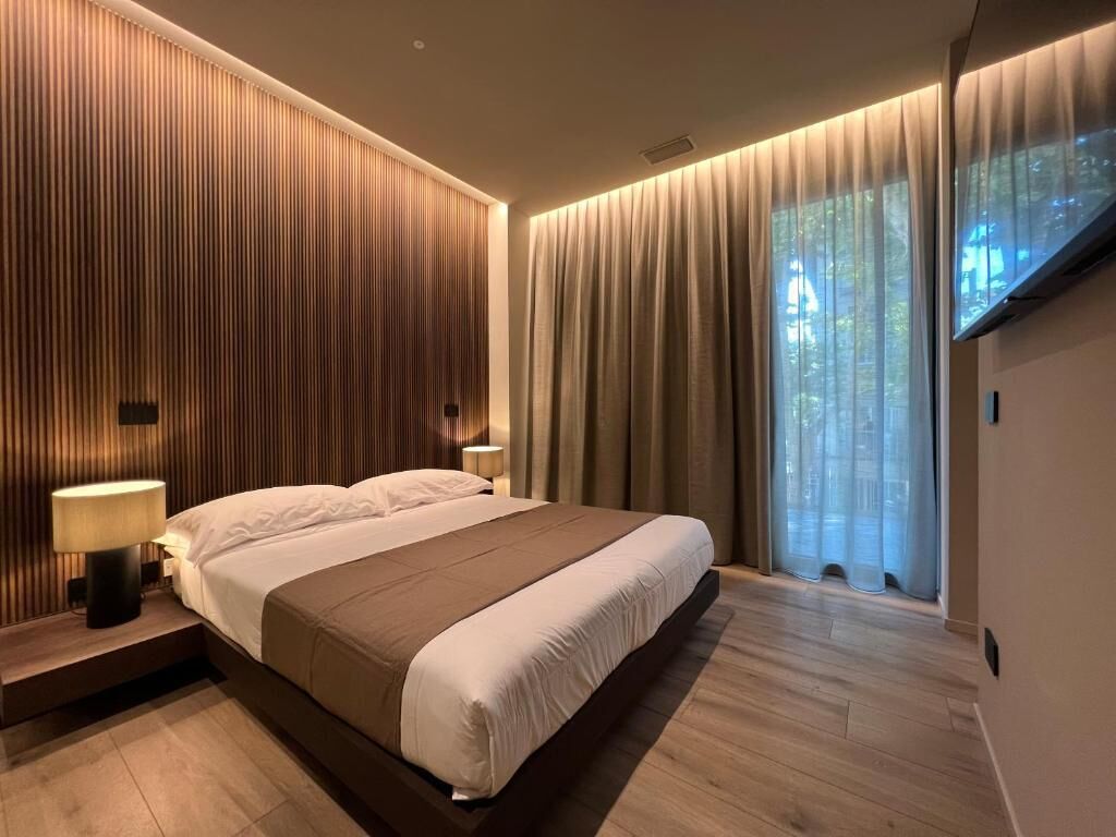 Deluxe-sviitti | Tallelokero huoneessa, pimennysverhot, äänieristys, ilmainen Wi-Fi