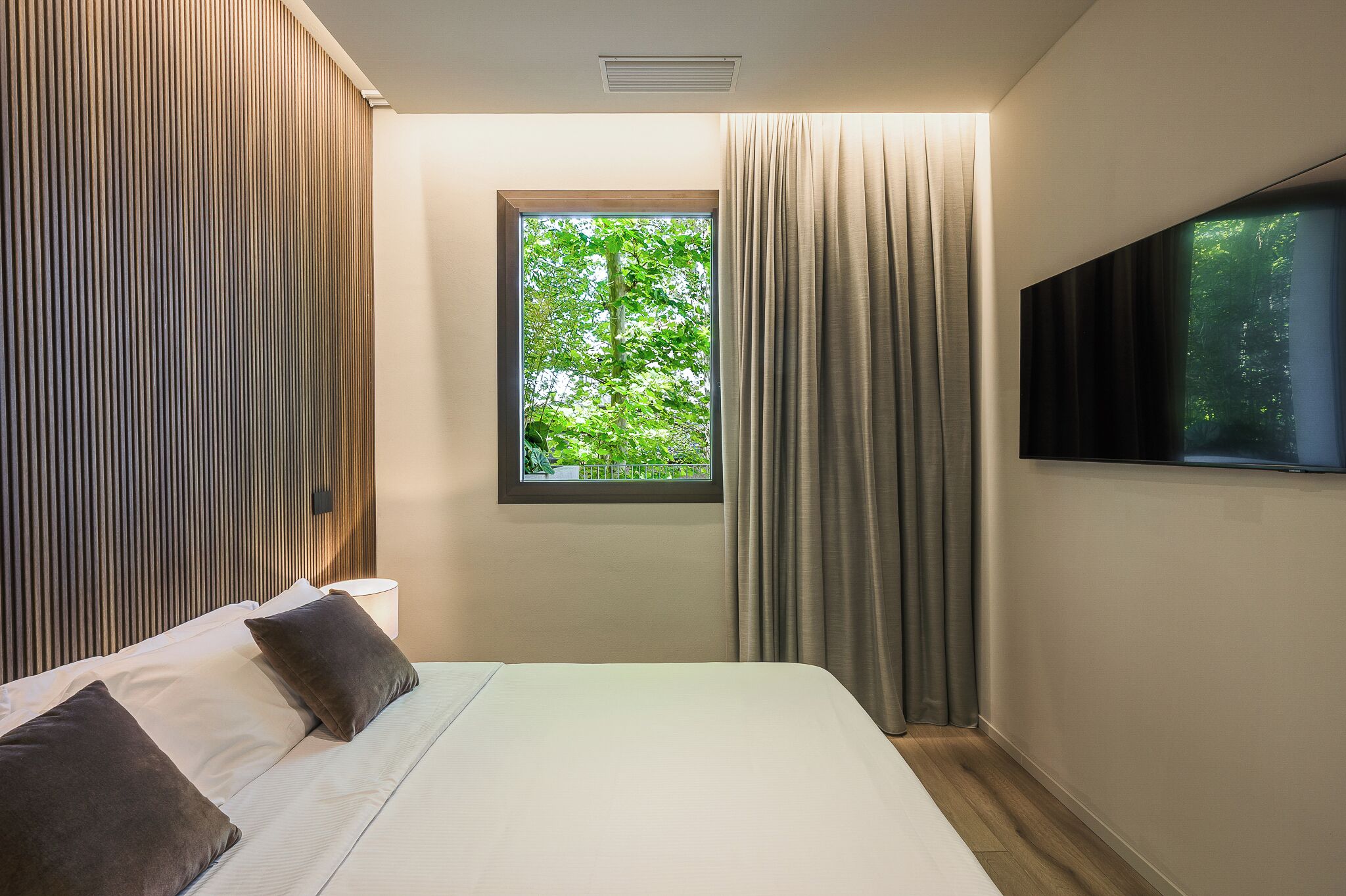 Suite, Balcony | In-room safe, blackout drapes, soundproofing, free WiFi