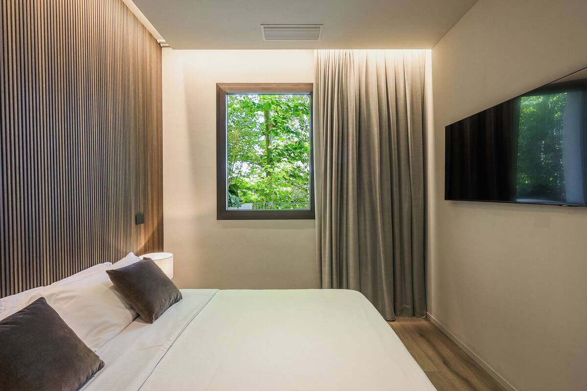 Suite, Balcony | In-room safe, blackout curtains, soundproofing, free WiFi