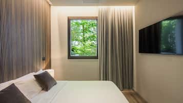 Suite, Balcony | In-room safe, blackout drapes, soundproofing, free WiFi