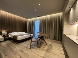 Junior-Suite | Zimmersafe, Verdunkelungsvorhänge, schallisolierte Zimmer