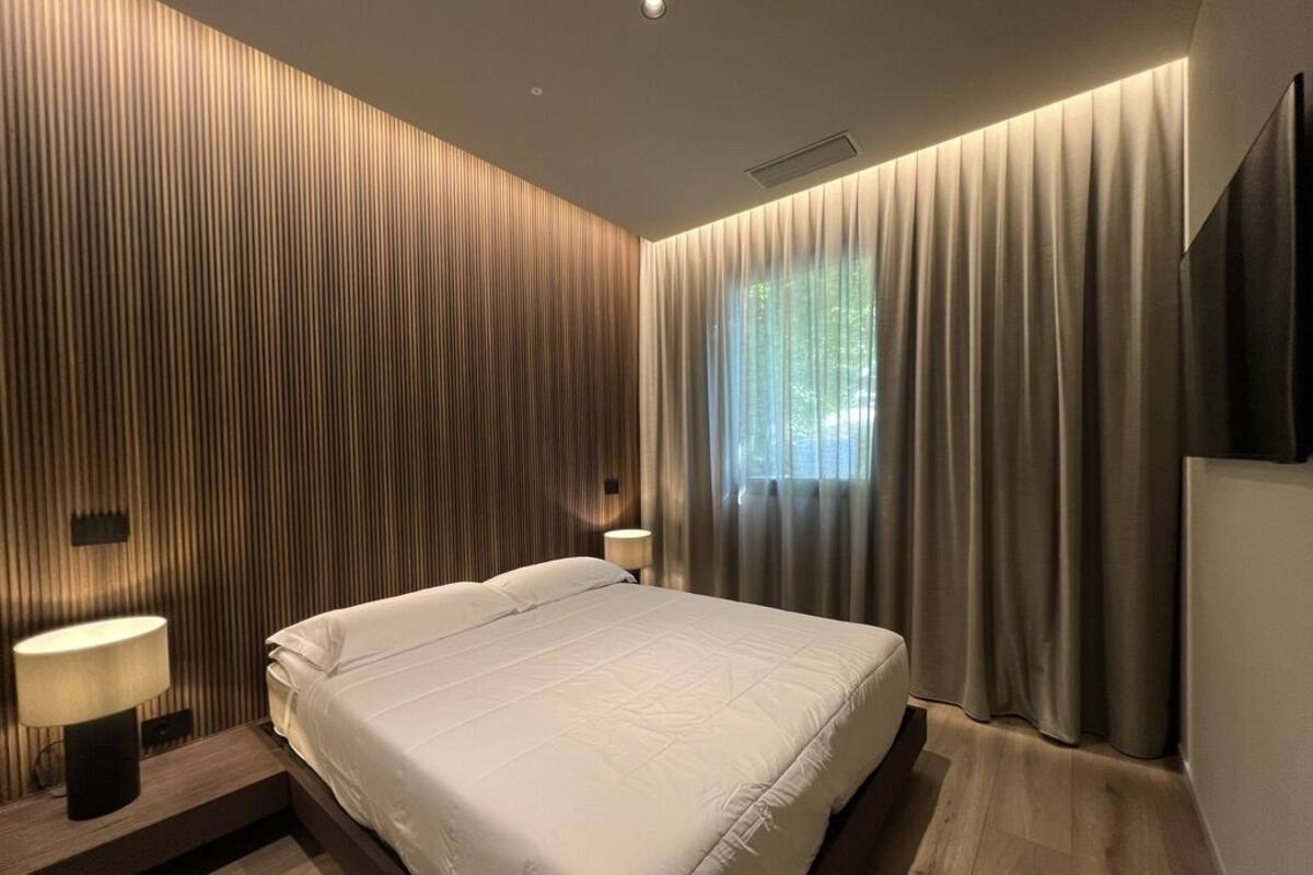 Suite, Balkon | Zimmersafe, Verdunkelungsvorhänge, schallisolierte Zimmer