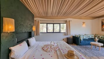 Suite, 1 grand lit | Mini-bar avec articles gratuits, coffres-forts dans les chambres