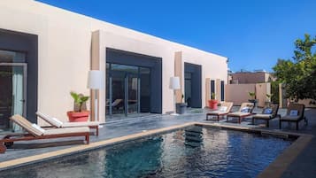 Villa, piscine privée | Piscine | 2 piscines extérieures, parasols de plage, chaises longues