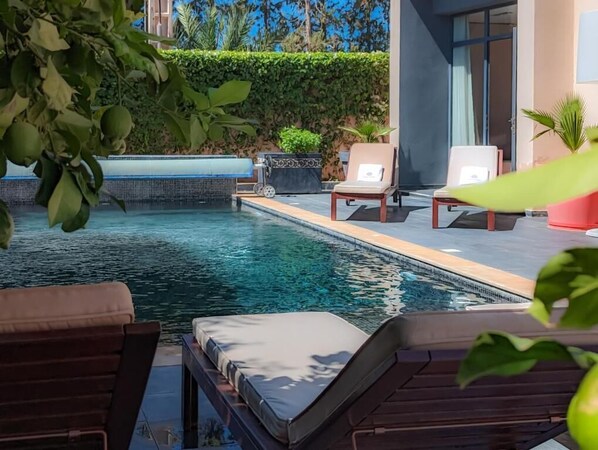 Villa, privézwembad | Zwembad | 2 buitenzwembaden, parasols voor strand/zwembad