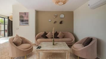 Villa, vue montagne, côté jardin | Intérieur